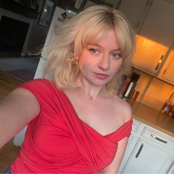 Meet your Posher, Ariana - Picture 1 of 1